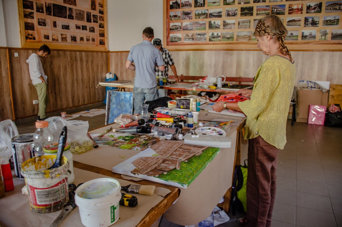 Csíkszentkirályon dolgoztak a Rovás csoport tagjai. Alkottak, ismerkedtek &bullet;  Fotó: Gecse Noémi