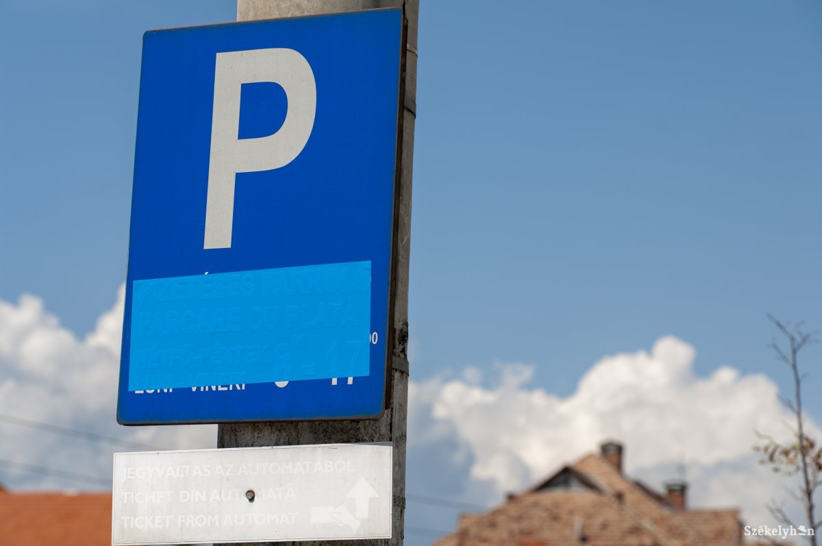 A fizetős parkolási táblák nyelvi sorrendje miatt szeretné megbírságoltatni a polgármestert Tanasă. A szöveg viszont le van ragasztva •  Fotó: Gábos Albin