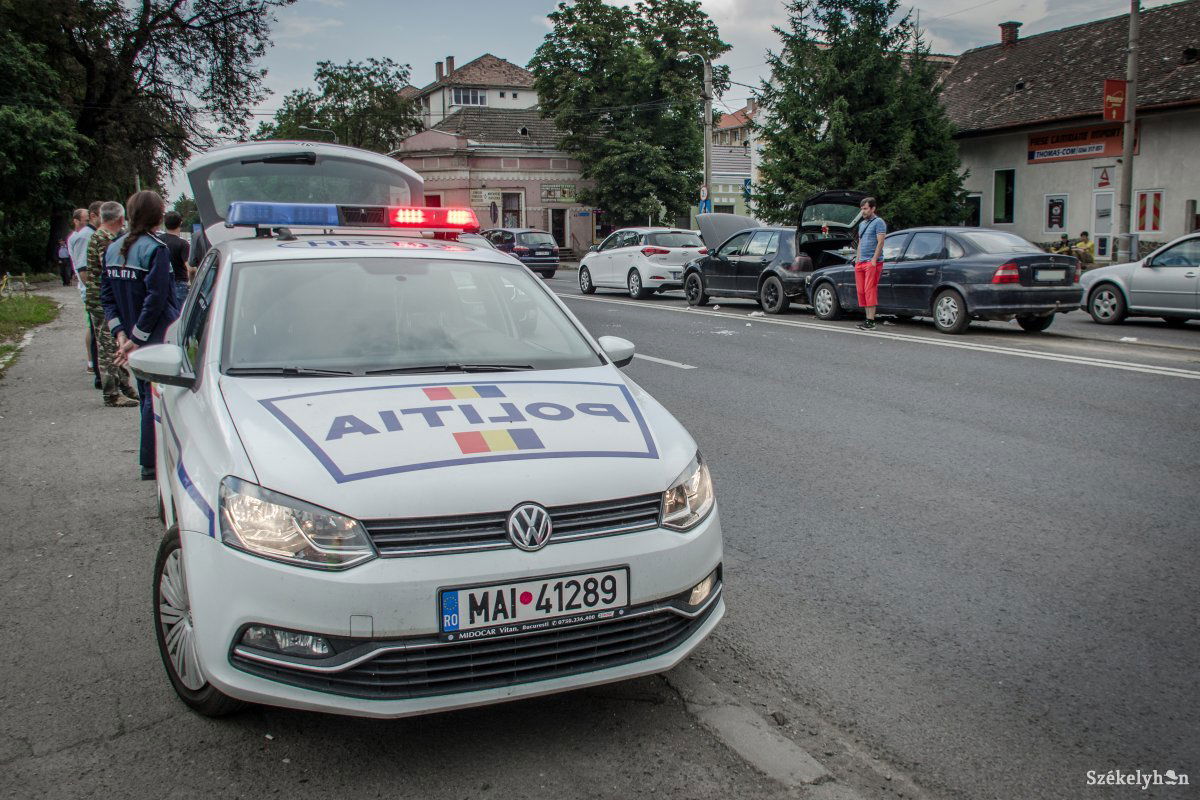 A három legjobban megrongálódott autónál helyszíneltek a rendőrök &bullet;  Fotó: Pinti Attila