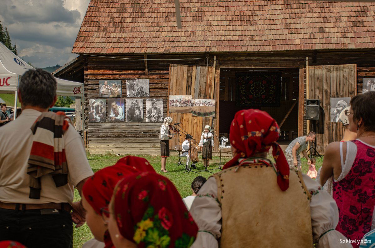 Gyimesi tájház. Fontos, hogy a gyűjteménynek otthont adó épület az adott tájegység népi építészetének alapvető jellemzőivel rendelkezzen •  Fotó: Gecse Noémi