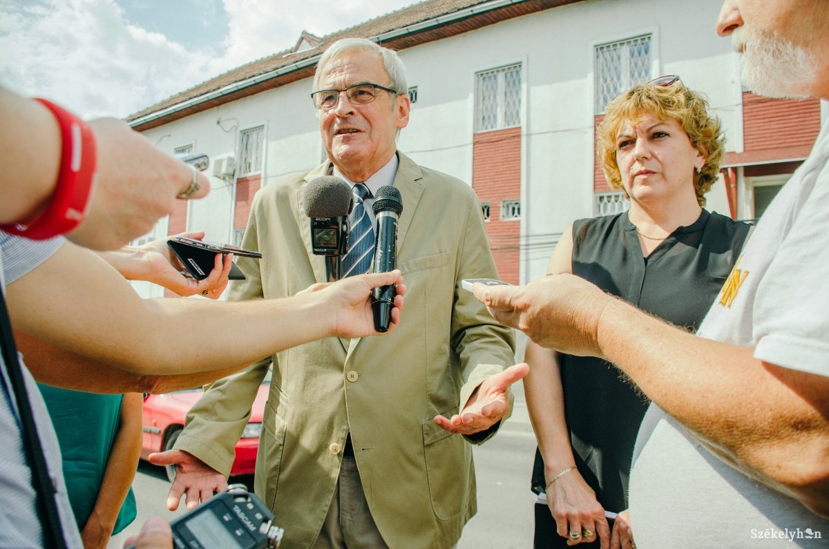 Tőkés László és Beke Csilla a csíkszeredai börtön előtt. Együtt látogatták meg a fogvatartottakat •  Fotó: Gecse Noémi