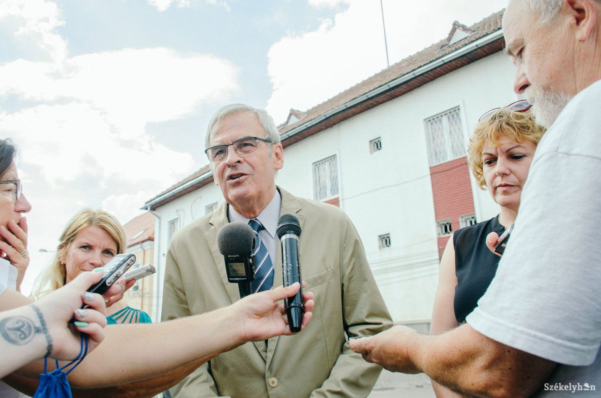 Sándor Krisztina, Tőkés László és Beke Csilla a szerdai sajtótájékoztatón &bullet;  Fotó: Gecse Noémi