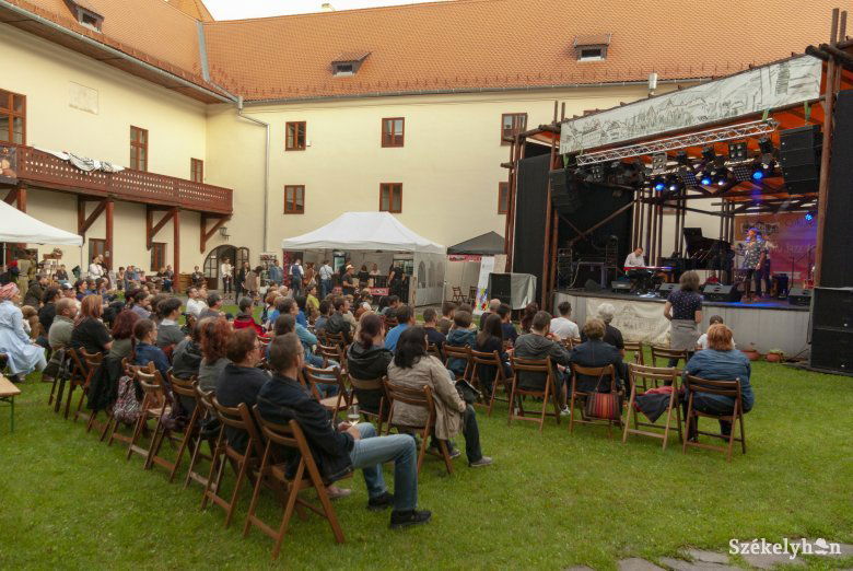 A Csíki Jazz fő helyszíne a Mikó-vár udvara volt •  Fotó: Gábos Albin