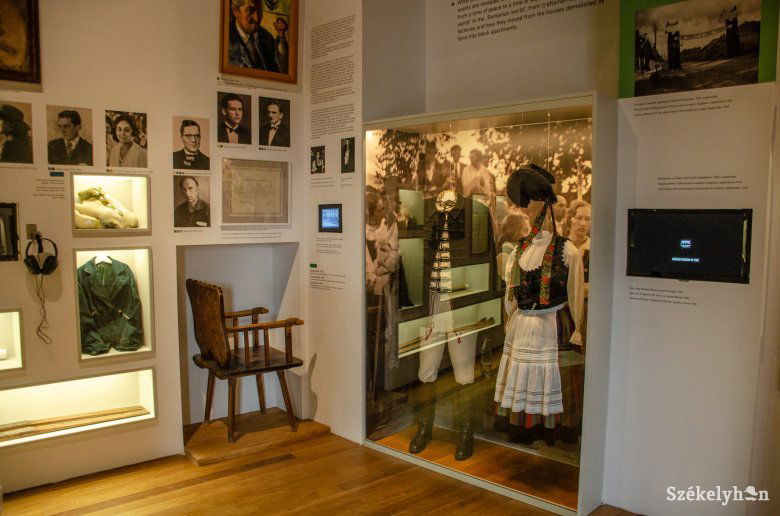 Dr. Hirsch Hugóné Filep Judit 1930 körül készült csíki szőttese, valamint Domokos Pál Péter néprajzkutató viseletdarabjai is láthatók a kiállításon. A faragott szék a múzeumalapítást jelképezi •  Fotó: Gecse Noémi