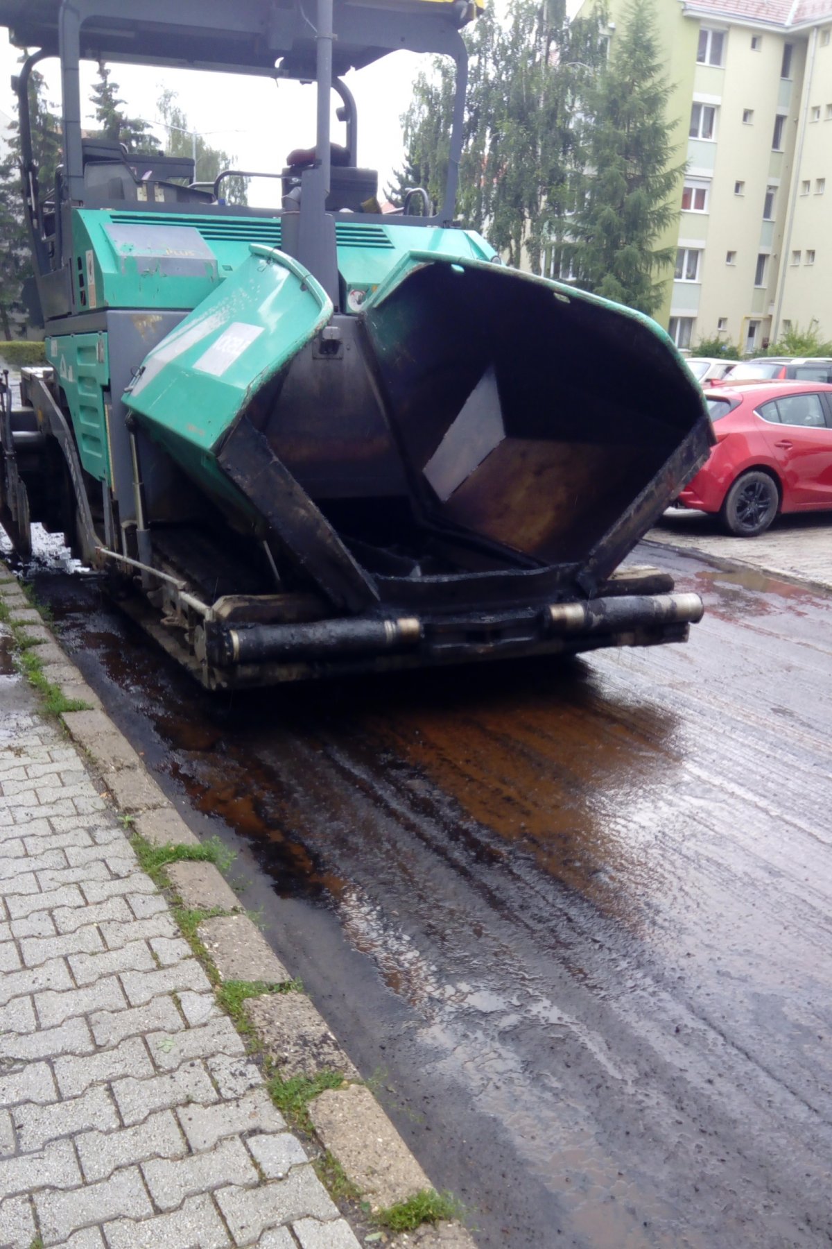 Aszfaltozás esős időben a Pacsirta sétányon. Nem mindig lehet elkerülni •  Fotó: Olvasónk