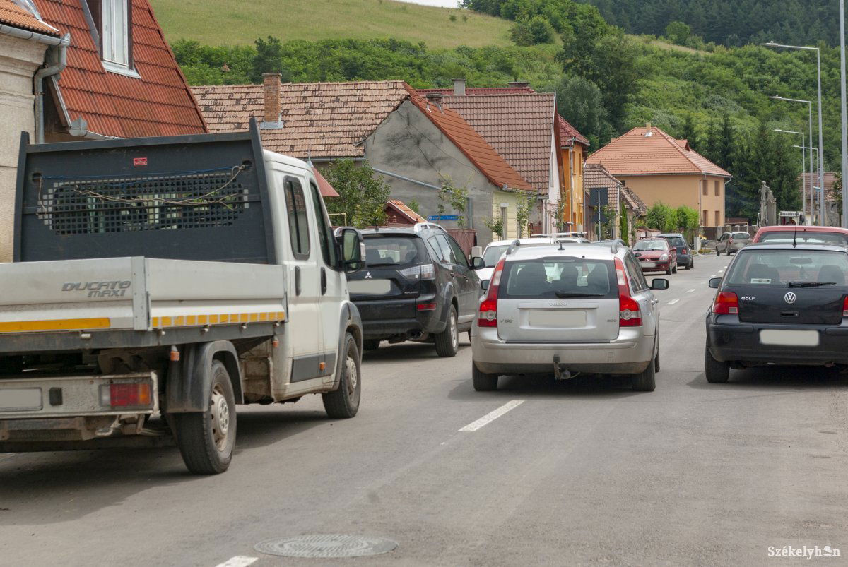 A parkoló autók megnehezítik a közlekedést az utca alsó részén •  Fotó: Gábos Albin