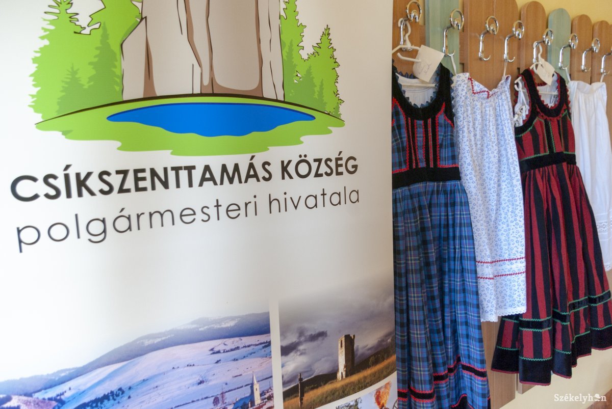 A falunapi programokat és a vásárolt népviseleteket is bemutatták a sajtótájékoztatón •  Fotó: Gábos Albin