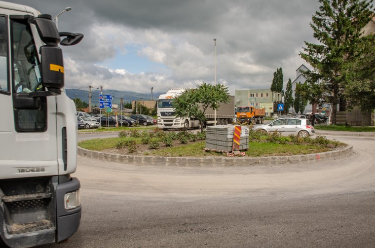 Homokágyra helyezett kövek helyett aszfalt lesz a körforgalomban