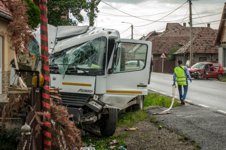 Vaskerítés állította meg a betonoszlopot kettétörő teherautót