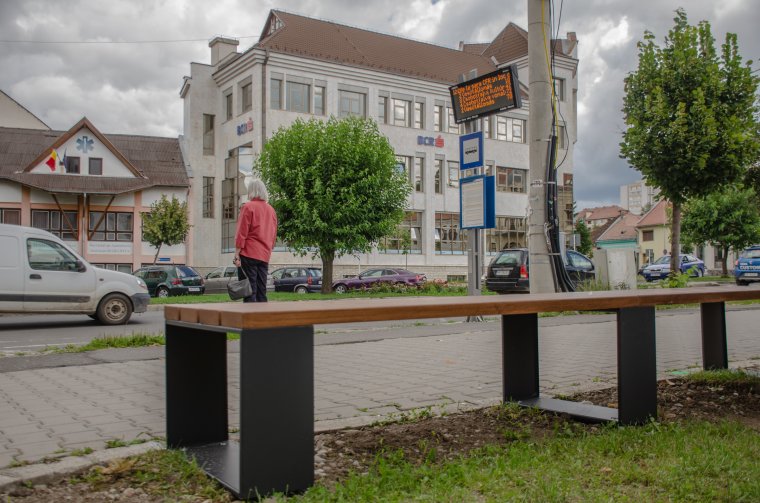 Tíz új paddal bővül Csíkszereda utcabútorzata