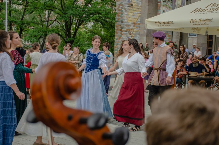 Időutazás zenével és tánccal Csíkszeredában