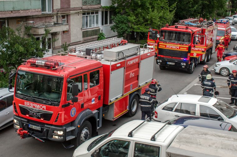 Nyugalom, nem ég a csíkszeredai sportcsarnok, csak gyakorlatoznak a tűzoltók