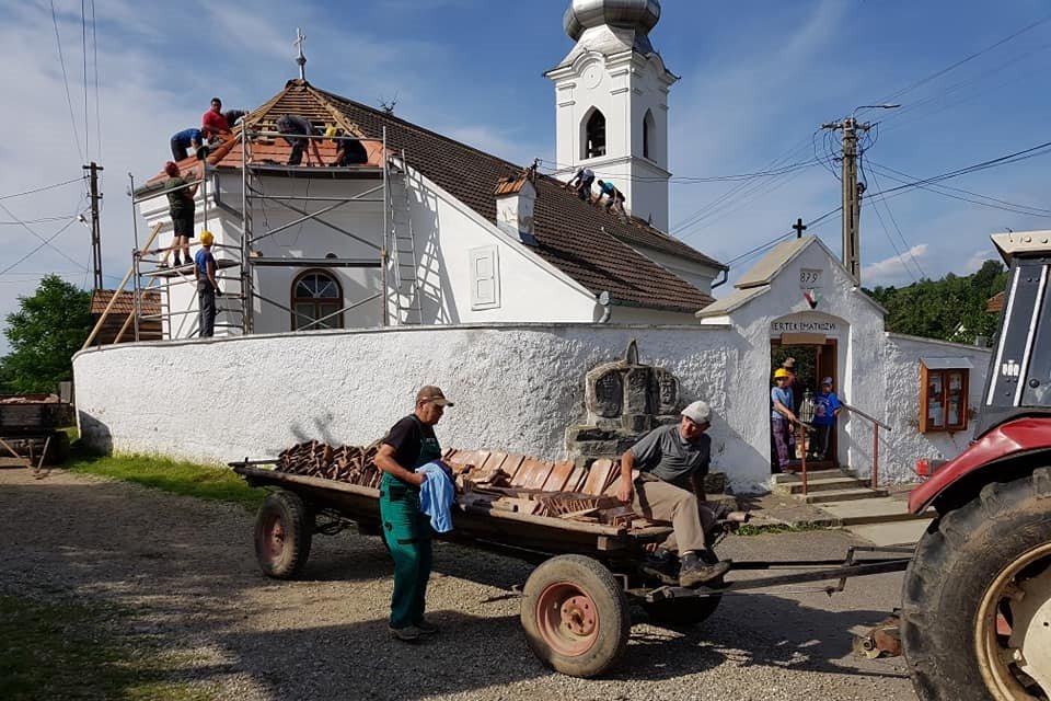A templom újrafödésével kezdték az önkéntes munkát az ajnádiak •  Fotó: Csíkajnádi Szent István Szervezet