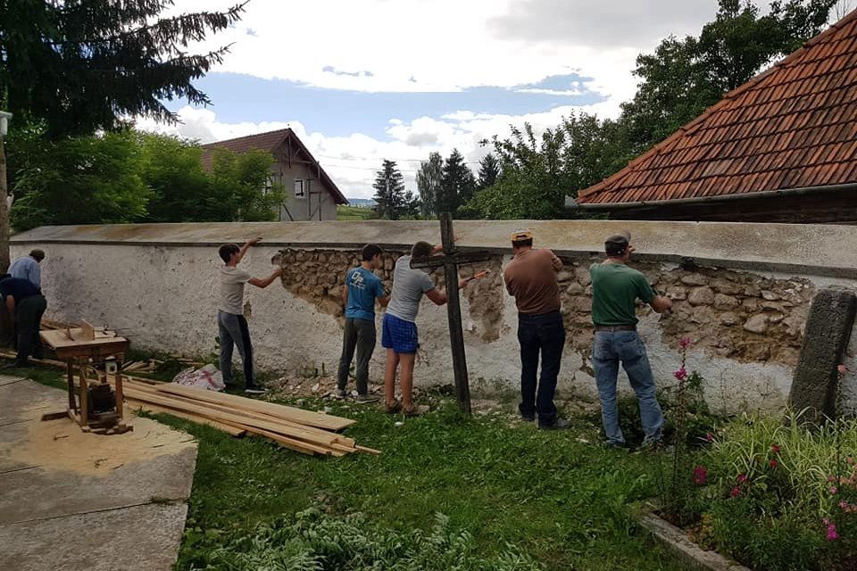 Elkezdődött a templomkerítés javítása is •  Fotó: Csíkajnádi Szent István Szervezet