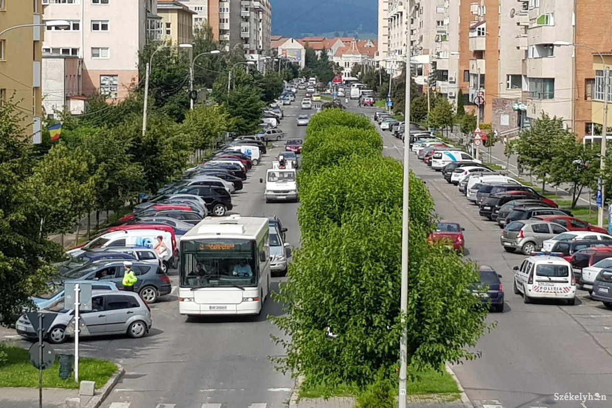 Külön sávot kapnak a tömegközlekedési eszközök a Kossuth Lajos utcában is •  Fotó: Kozán István