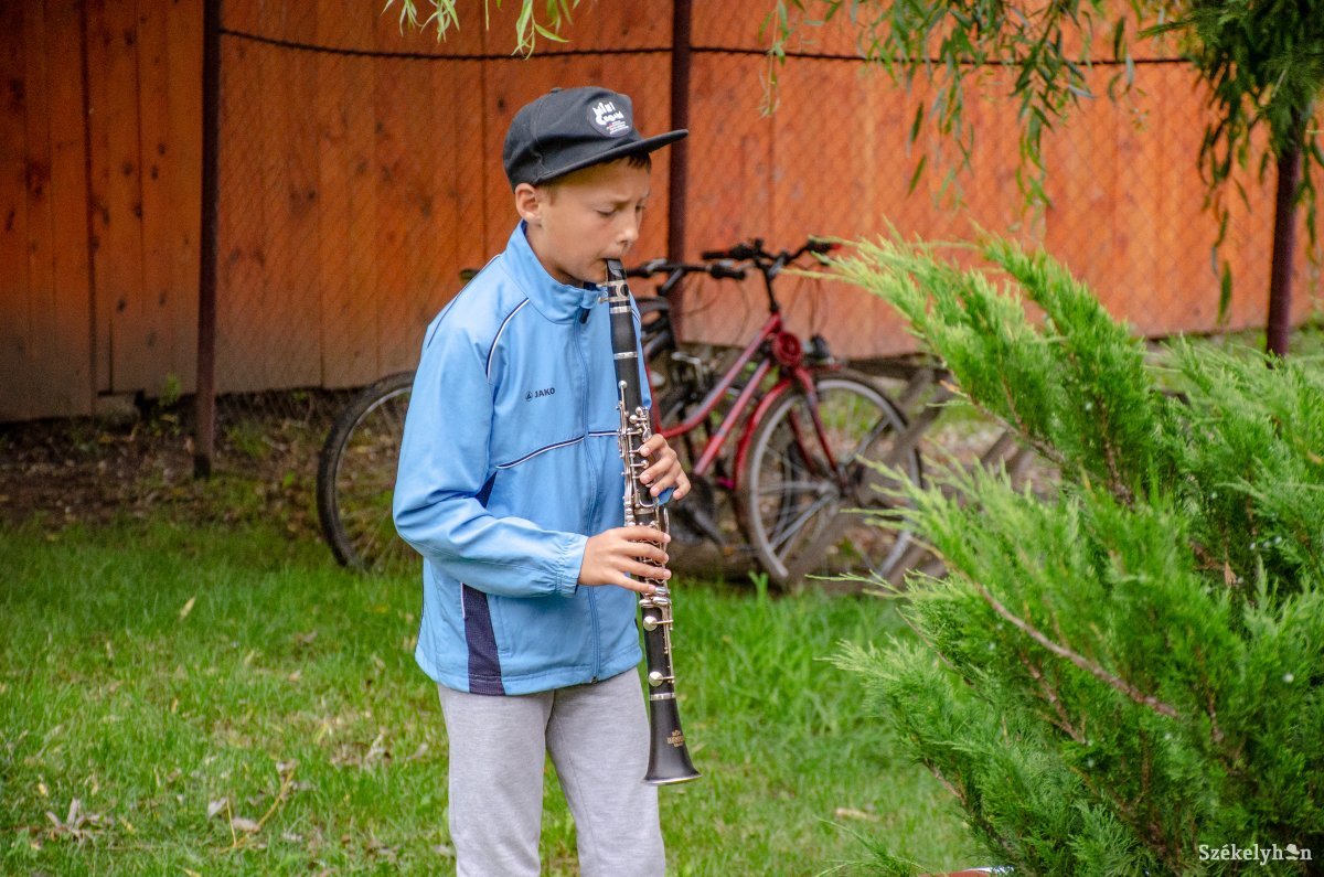 Az udvaron, a folyosón, az osztályteremben, a sportteremben is zene szól •  Fotó: Gecse Noémi