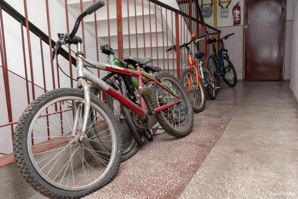 A legtöbb kerékpárt a lépcsőházakból lopták el. Sokat hiába zártak le • Fotó: Gábos Albin