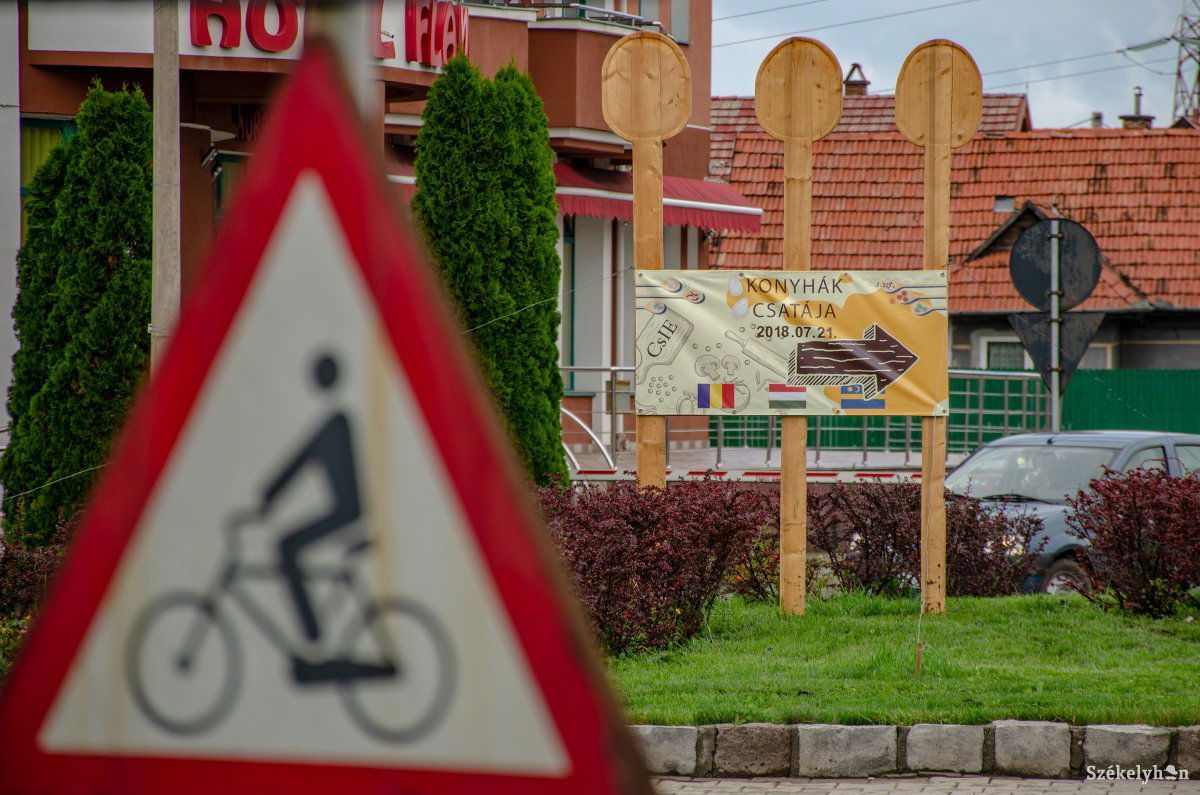 Irányjelző táblákkal és buszokkal is megkönnyítik a Csíkszentmiklósra való kijutást •  Fotó: Gecse Noémi