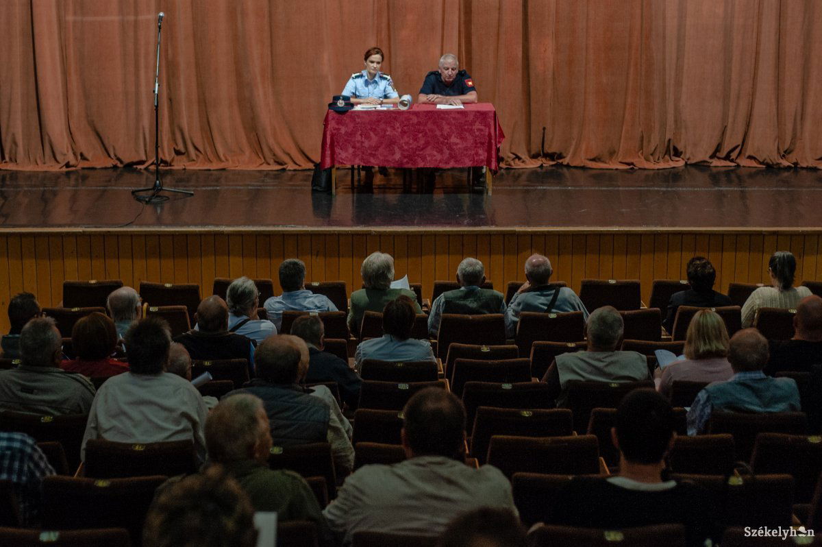 Tűzvédelmi előírásokról tartottak felkészítőt a csíkszeredai lakószövetségeknek. Fontos esemény, hiányos jelenlét •  Fotó: Gecse Noémi