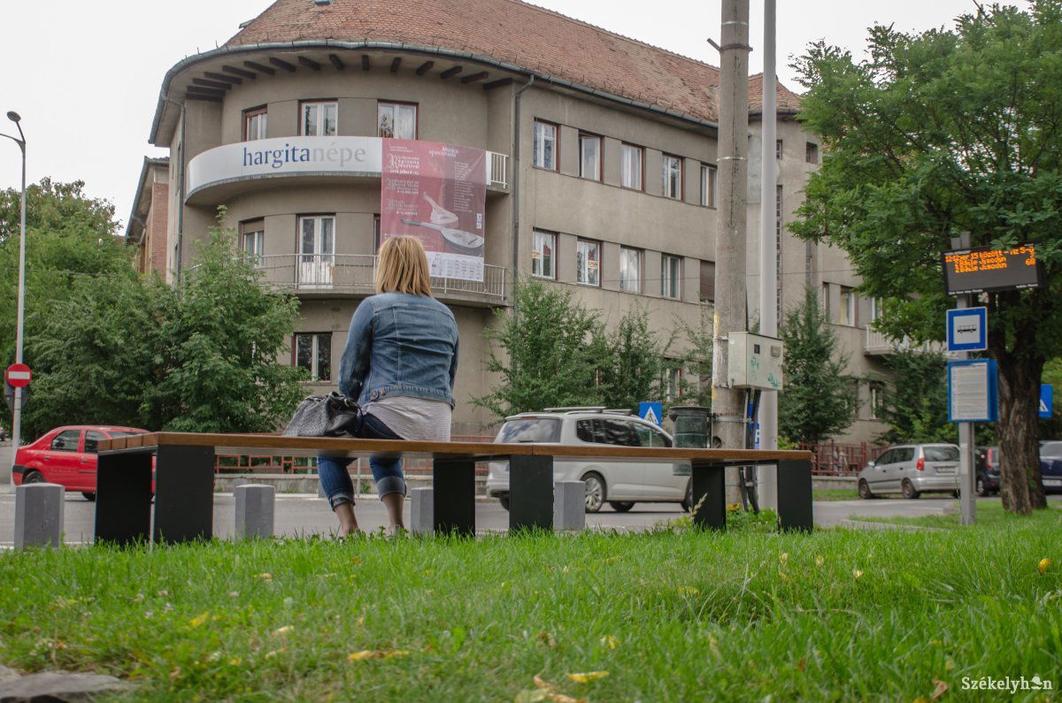 Kényelmesebb a várakozás, ha van pad a buszmegállóban •  Fotó: Gecse Noémi