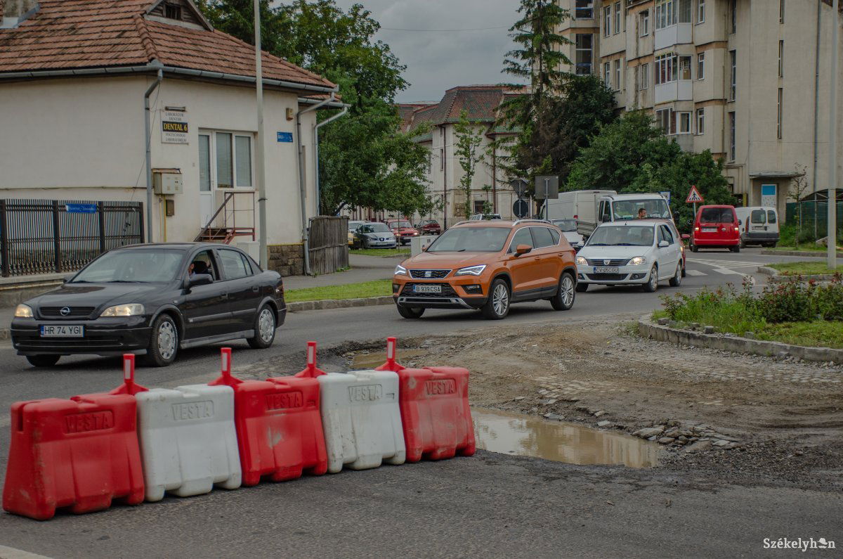 A Villanytelep utca irányába félsávos útlezárást vezettek be •  Fotó: Gecse Noémi