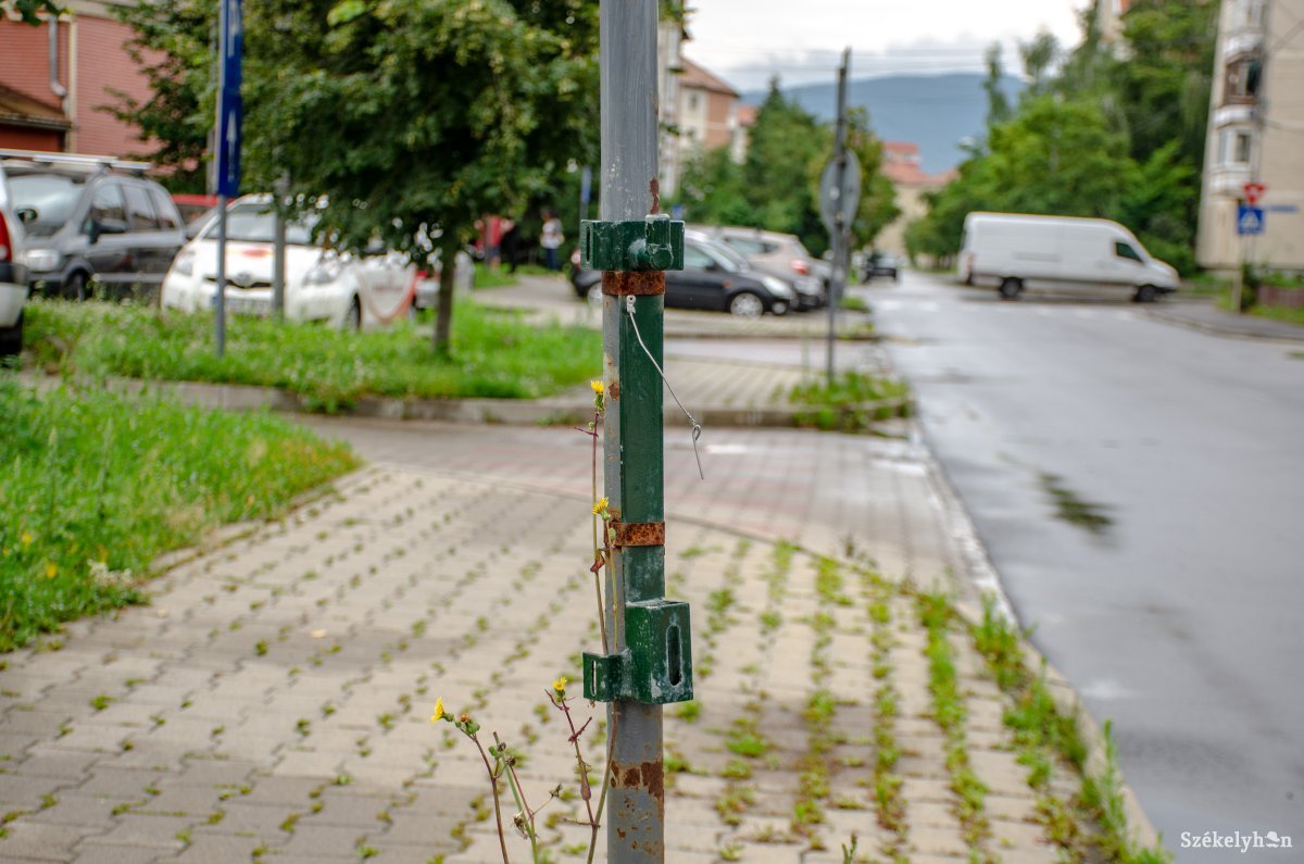 Az utcai szemeteskosarakat sokszor meg is rongálják, letörik •  Fotó: Gecse Noémi