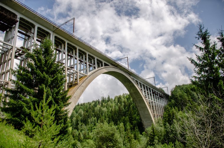 Munka a magasban – völgyhídon újítják a vasutat