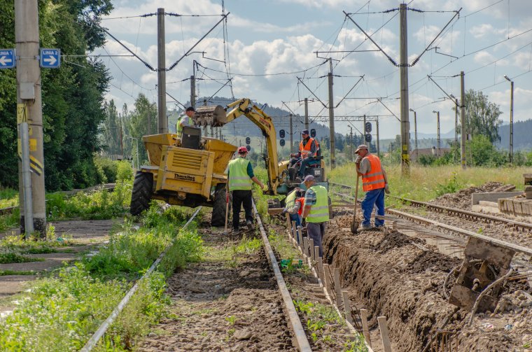 Ismét dolgoznak a peronok megemelésén, immár nagyobb ütemben