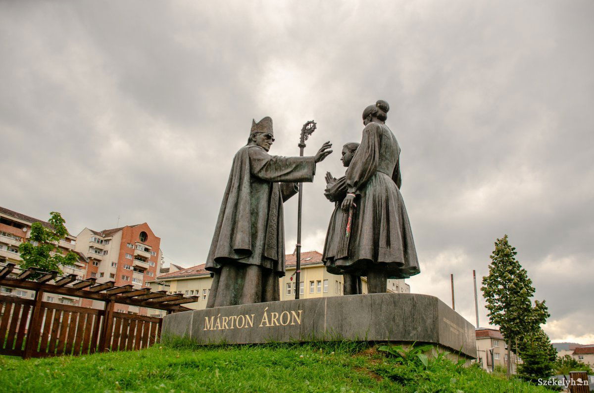 Az öt éve felavatott Márton Áron-szoborcsoport Csíkszeredában •  Fotó: Gecse Noémi