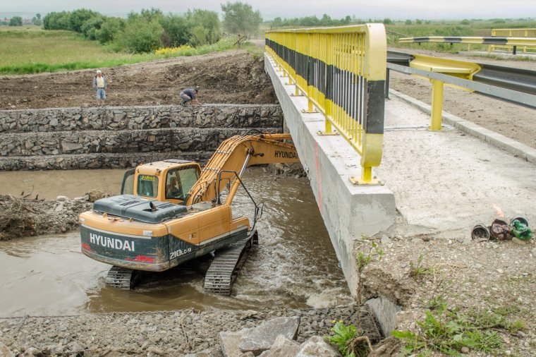 A partvédelem elkészült, a meder egyengetését végzik az Olt-hídnál