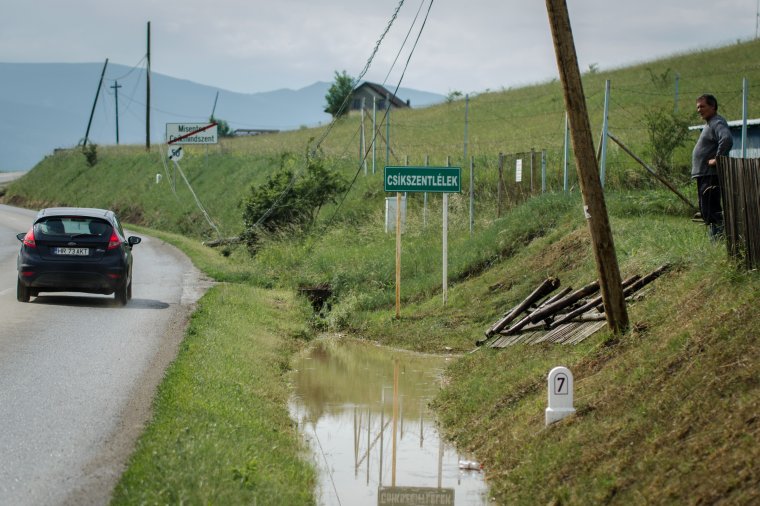 Telefonoszlopot döntött ki a vihar