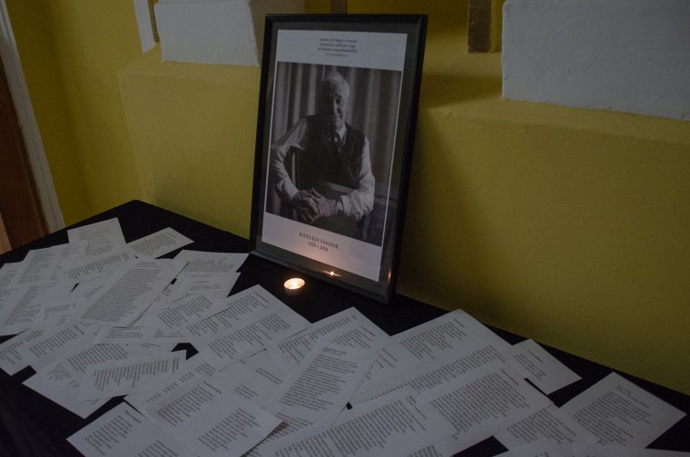 A városháza bejáratánál is gyertyát lehet gyújtani Kányádi Sándor emlékére