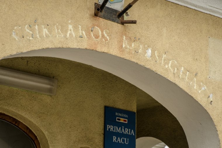 Rovásírás, esetleg tájékoztató tábla lehet a Községháza felirat helyett