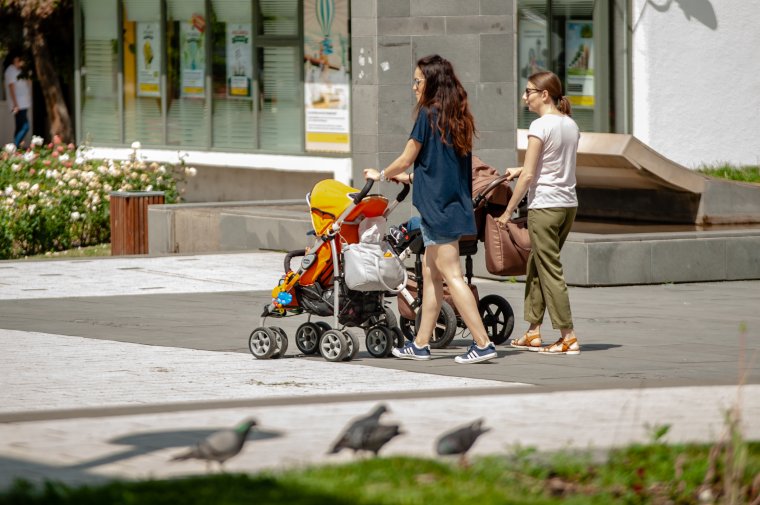 Elfogadott tervezet: elsőbbségük van a pénztáraknál és az ügyfélablakoknál a várandós és kisgyermekes nőknek