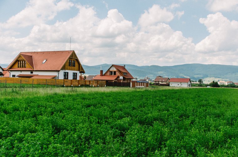 Megszűnhet a csendes környezet, ha társasházi lakóövezetet építenek ki?