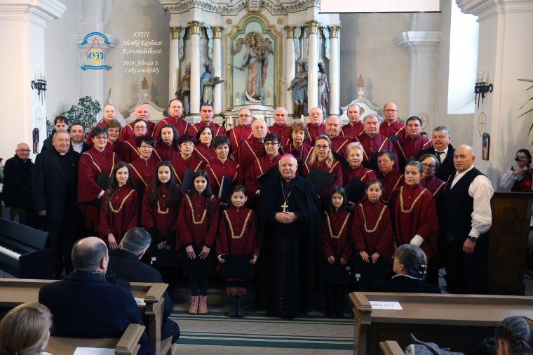 A Jóistenhez emelik énekükkel a híveket a tusnádfürdői egyházi kórus tagjai
