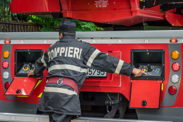 Házi készítésű robbanószerkezet robbant egy kolozsvári tűzoltó kezében