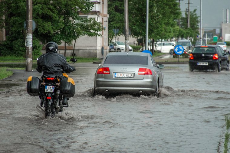 Vihar csapott le Csíkszeredára, folyóvá változott néhány utca