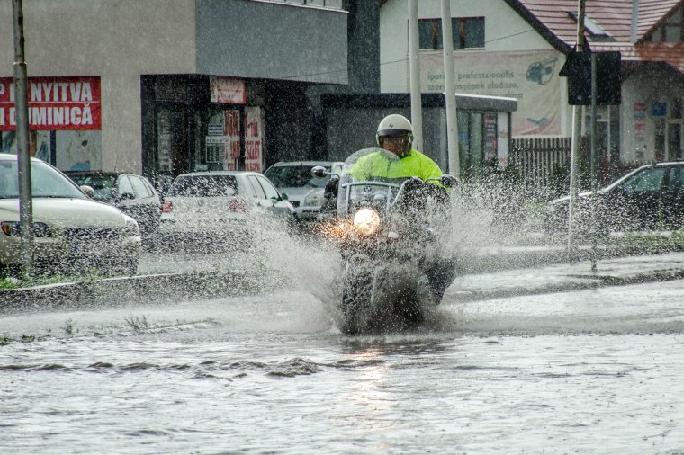 Felhőszakadások, heves esőzések várhatók estig