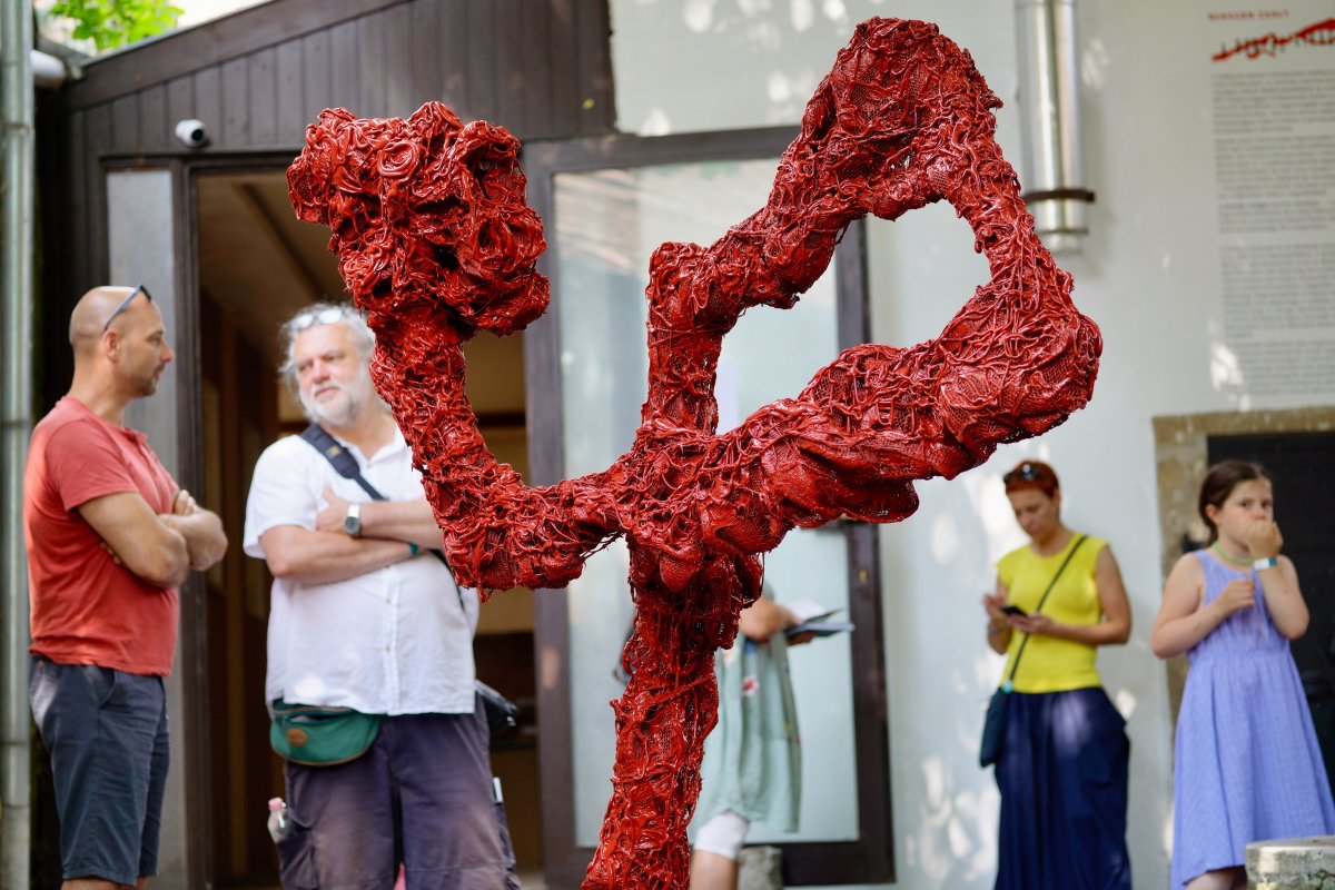 A művészek is tárlatvezetést tartottak. Berszán Zsolt (bal oldalon) és alkotása Szentendrén &bullet;  Fotó: Szigeti Gábor Csongor
