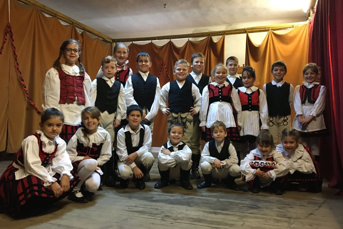 A csatószegi kis táncosok &bullet;  Fotó: Hargita Nemzeti Székely Népi Együttes