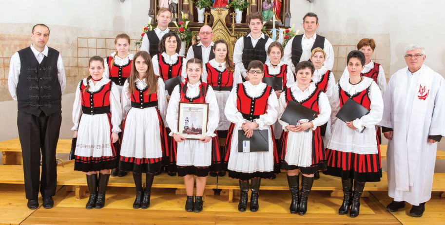 A csicsói énekkar az idei Felcsíki Egyházi Kórustalálkozón •  Fotó: Csíkcsicsói egyházközség Páduai Szent Antal Kórusa