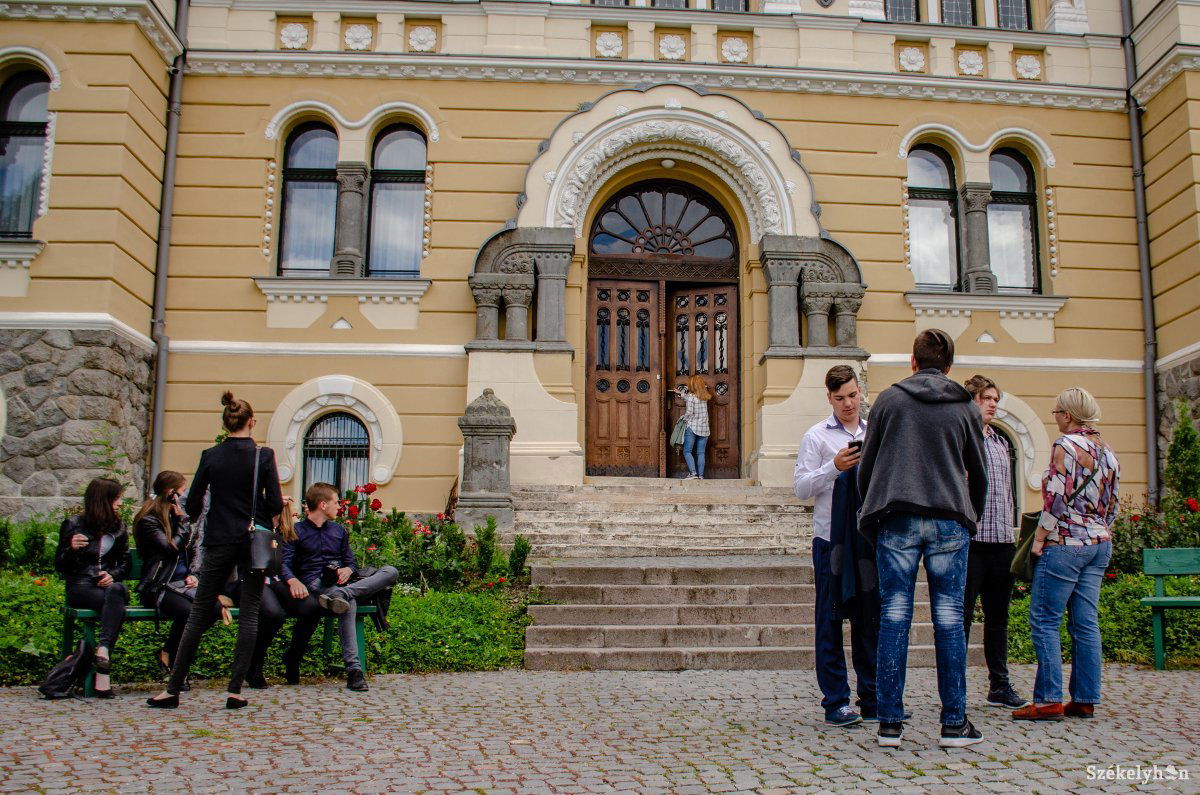 Vizsga után. Hétfőn volt az első nagy megmérettetés a végzős diákoknak •  Fotó: Gecse Noémi