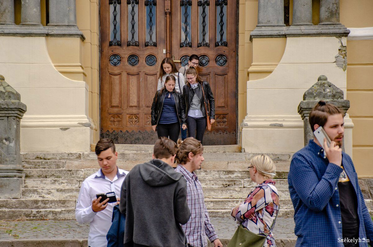 Vizsga után. Csütörtökön a szaknak megfelelő kötelező tantárgyból (történelem vagy matematika) adnak számot a végzősök • Fotó: Gecse Noémi