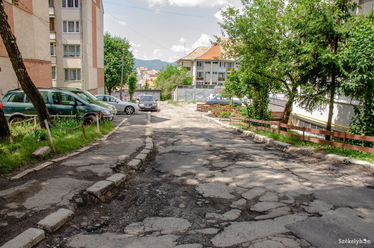 Romló állapotok a csíkszeredai Kalász lakótelepen. Drágább lesz a felújítás, de továbbra is nagy szükség van rá &bullet;  Fotó: Gecse Noémi