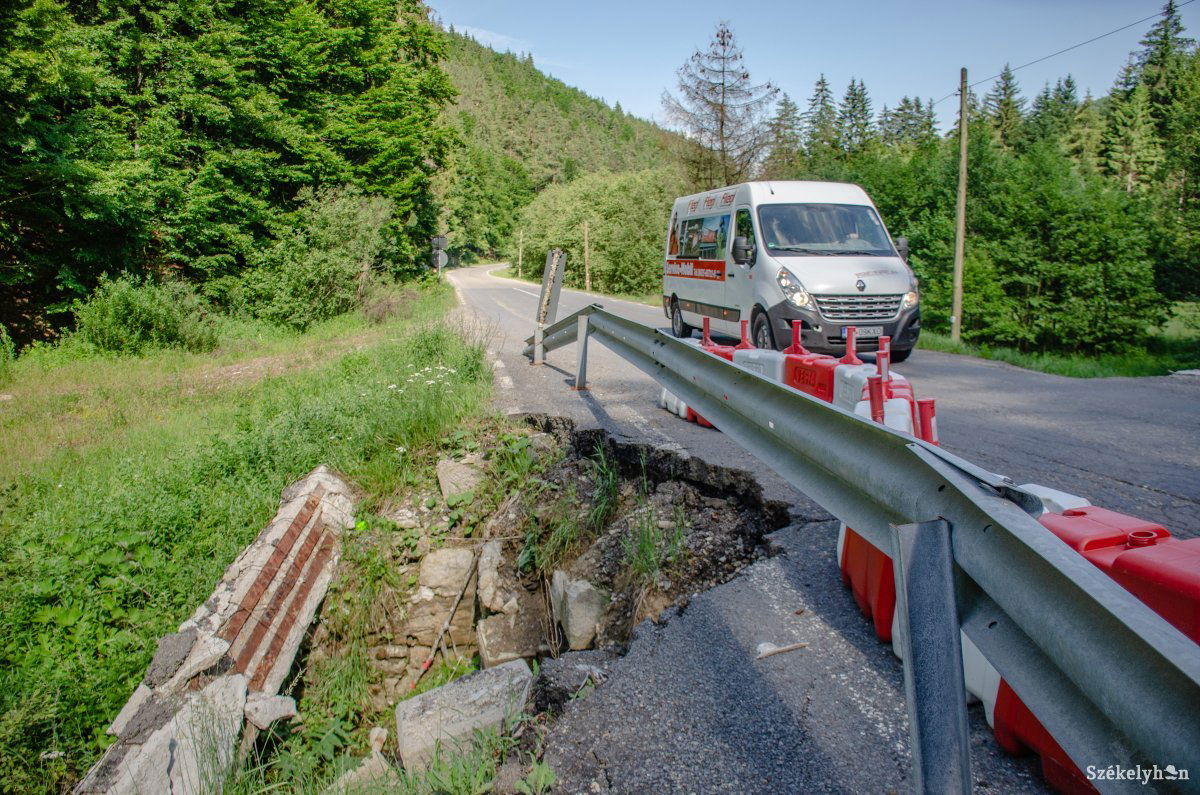 Csak javításokra van pénz a Kászonba vezető országúton • Fotó: Gecse Noémi
