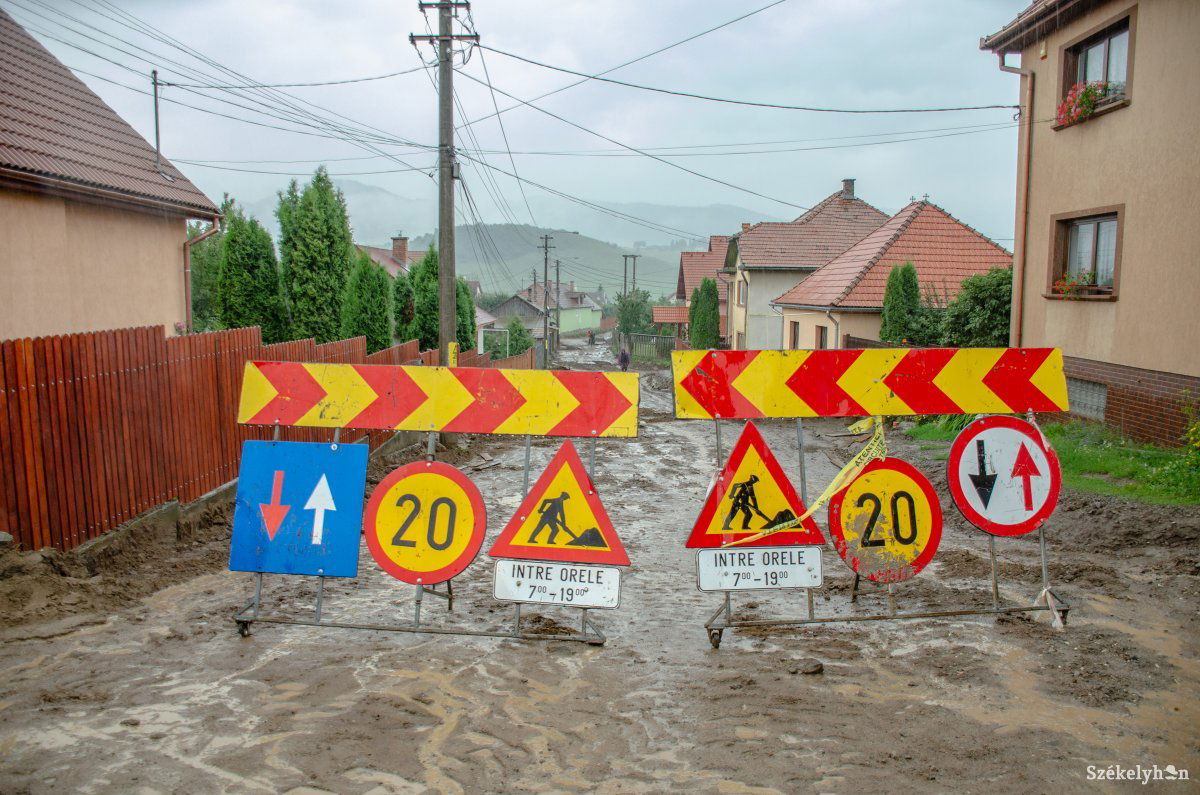 Felássák a Kicsimező utcát a vezetéképítés miatt. Idén elkészül a felújítás •  Fotó: Gecse Noémi