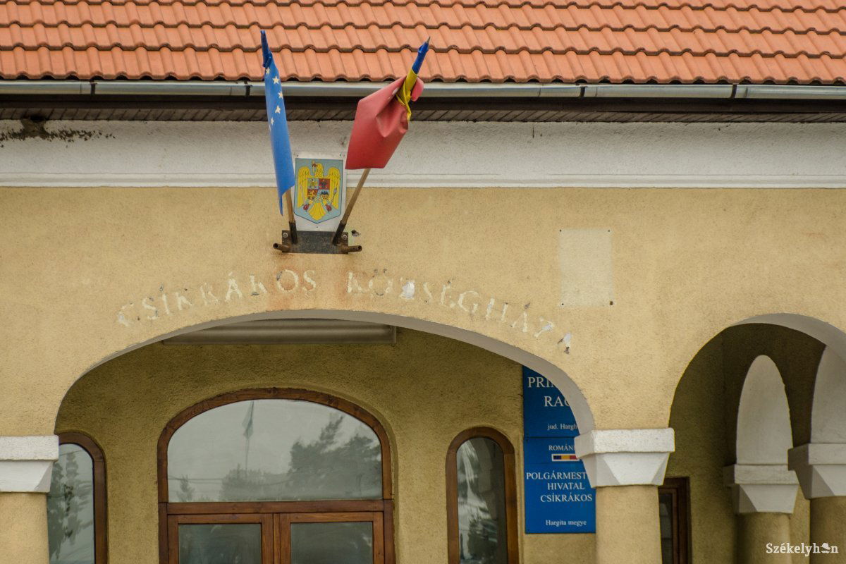 A feliratnak csak a helye maradt a homlokzaton, de így is kiolvasható •  Fotó: Pinti Attila