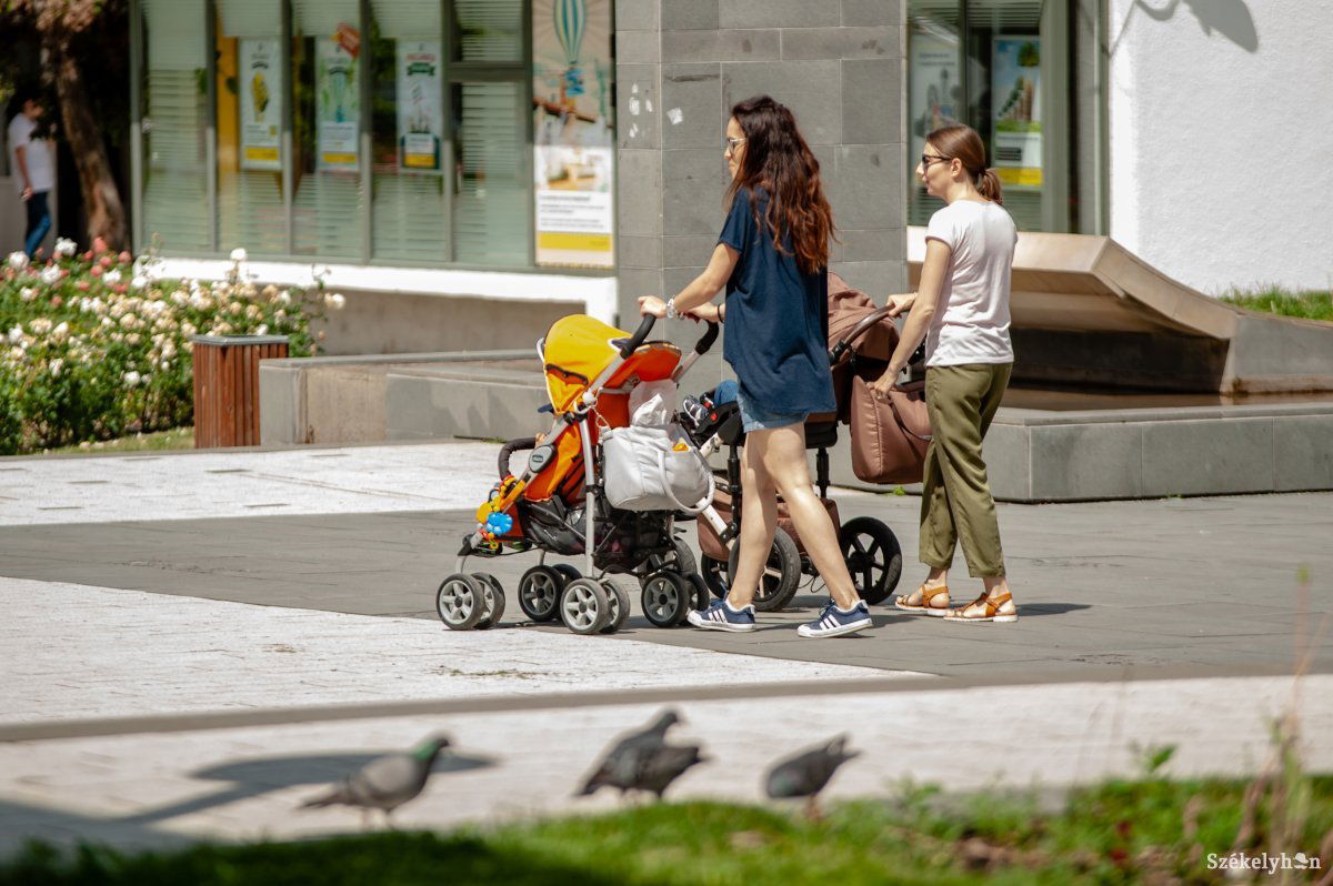 A közintézményekben és a bevásárlóközpontban is előnyt fognak élvezni a várandós vagy kisgyerekes nők. Képünk illusztráció •  Fotó: Gecse Noémi