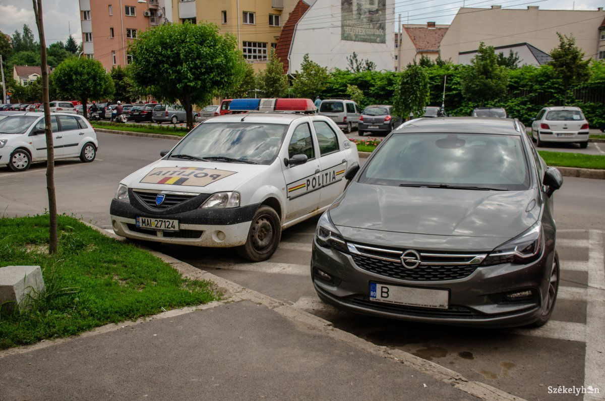 Az autók rendszáma jó támpont az azonosításhoz, ezért ajánlott közzétételüket mellőzni •  Fotó: Gecse Noémi